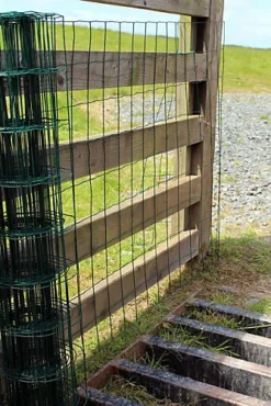 Easipet PVC Coated Wire Mesh Fencing Green Galvanised Garden Fence 120cm X 10m 7 Easipet PVC Coated Wire Mesh Fencing Green Galvanised Garden Fence 120cm X 10m -Outsunny Garden Zone easipet pvc coated wire mesh fencing green galvanised garden fence 120cm x 10m5060164217466 04c MP