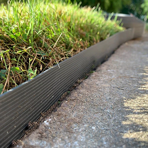 Flexible Plastic Garden Edging With 80 Pegs (20m) 2 Flexible Plastic Garden Edging With 80 Pegs (20m) - Image 2