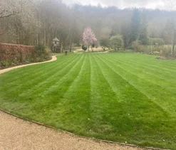 KissMyGrass Autumn & Winter Lawn Fertiliser 6.5.10 + Fe + Mg (1 X 5kg) -Outsunny Garden Zone kissmygrass autumn winter lawn fertiliser 6 5 10 fe mg 1 x 5kg 0000000356900 03c MP