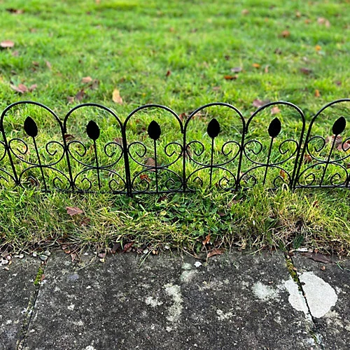 Leaf Design Steel Garden Lawn Edging (45cm X 41cm) - 5 Panels 2 Leaf Design Steel Garden Lawn Edging (45cm X 41cm) - 5 Panels - Image 2
