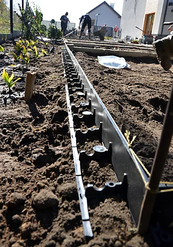 Spudulica HD Garden Edging 5pieces 5m Length 60mm Height Black Garden Border System For Paths, Borders, Gravel Areas, Tree Pits 4 Spudulica HD Garden Edging 5pieces 5m Length 60mm Height Black Garden Border System For Paths, Borders, Gravel Areas, Tree Pits - Image 4
